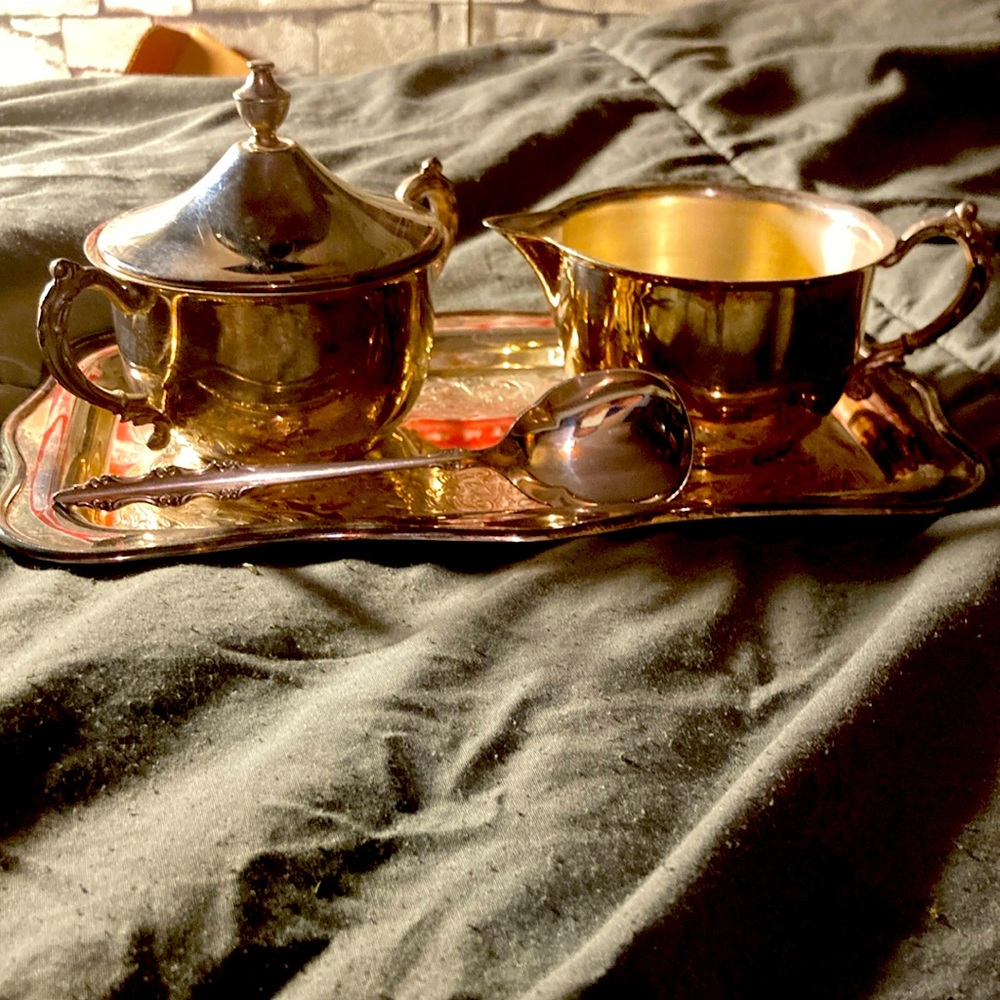 Sheridan silver plate cream and sugar set with Int.Ntl.Silver co.Sugar shell 🥄